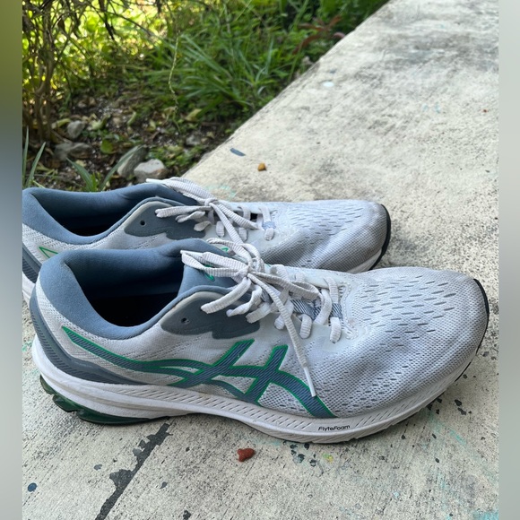 Asics running shoe - Picture 2 of 4